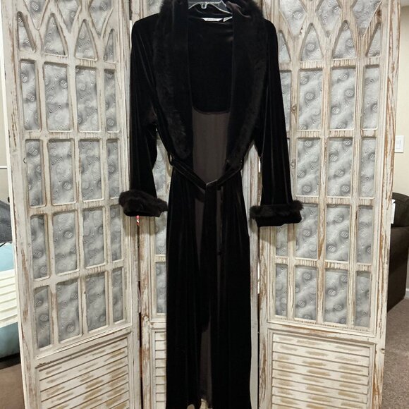 Luxurious Velvet Robe - Picture 4 of 6